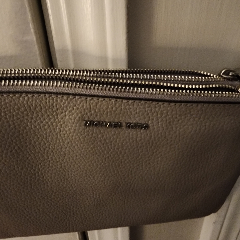 Michael Kors | Pearl Grey Leather Crossbody Bag